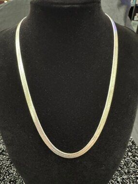 18” White Gold Filled Herringbone Chain Necklace NWOT Elegant Statement Piece